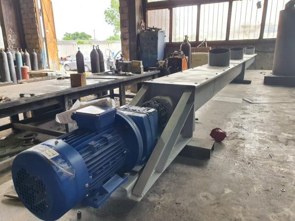 Винтовой конвейер U-образный диаметром 300 мм для перемещения цемента